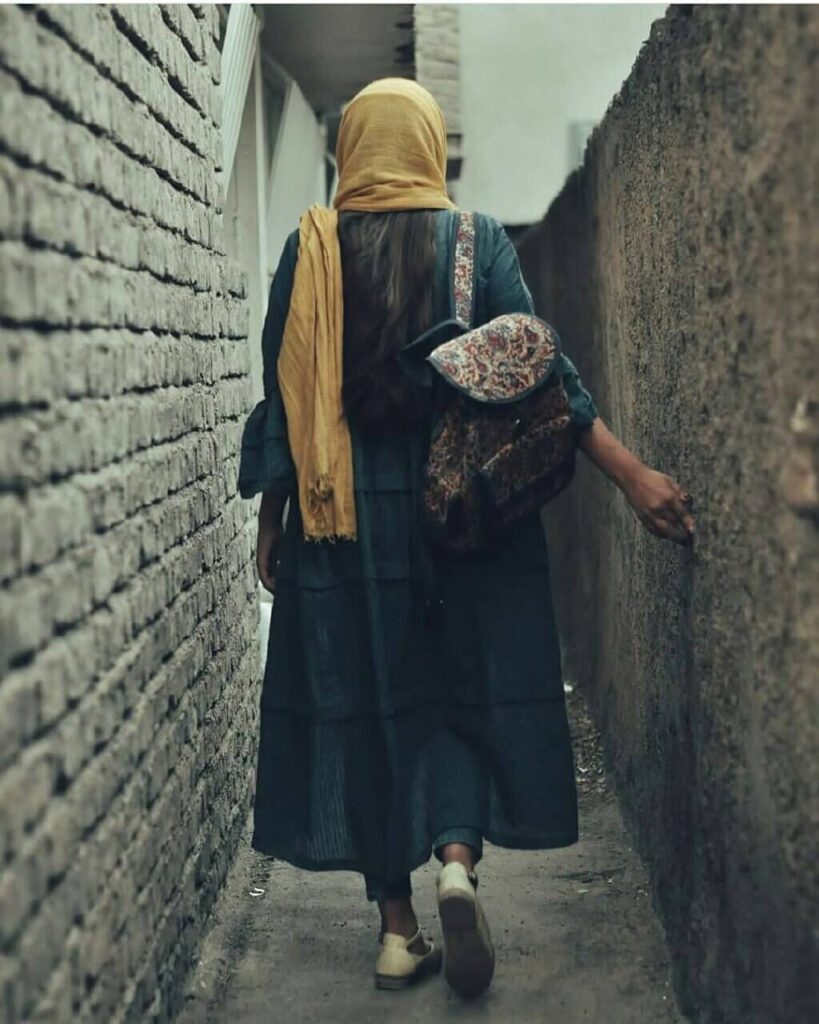 عکس پروفایل دخترونه قدم زدن در کوچه