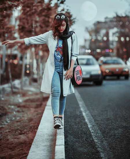 عکس دختر در حال قدم زن برای پروفایل